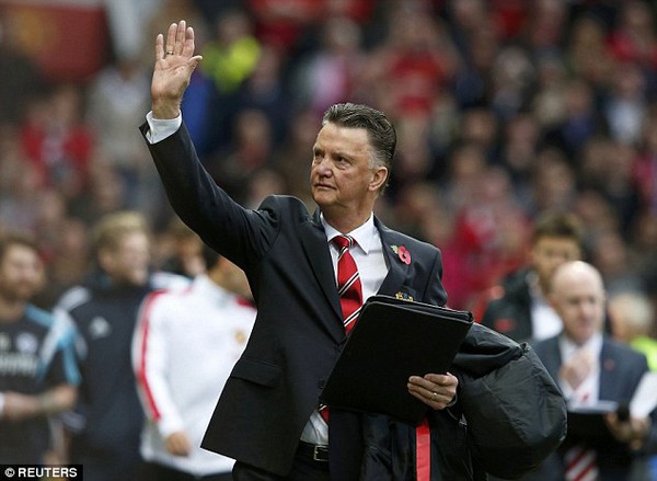 Bỏ qua vẻ lạnh l&ugrave;ng, Mourinho &ocirc;m chầm lấy thầy cũ Louis Van Gaal 8
