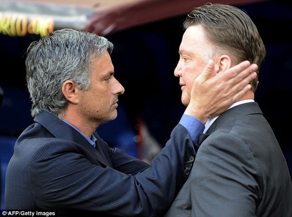 Bỏ qua vẻ lạnh lùng, Mourinho ôm chầm lấy thầy cũ Louis Van Gaal 11