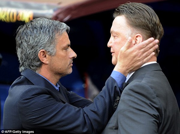 Bỏ qua vẻ lạnh l&ugrave;ng, Mourinho &ocirc;m chầm lấy thầy cũ Louis Van Gaal 11