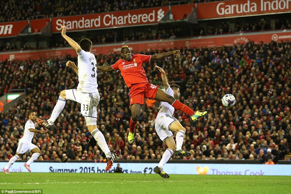 Balotelli lại dở chứng với h&agrave;nh động... v&eacute;o tai đối thủ 1