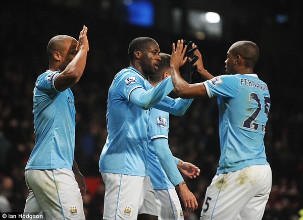 Derby th&agrave;nh Manchester: Kolarov tin rằng MU đang sắm vai "cửa dưới" 3