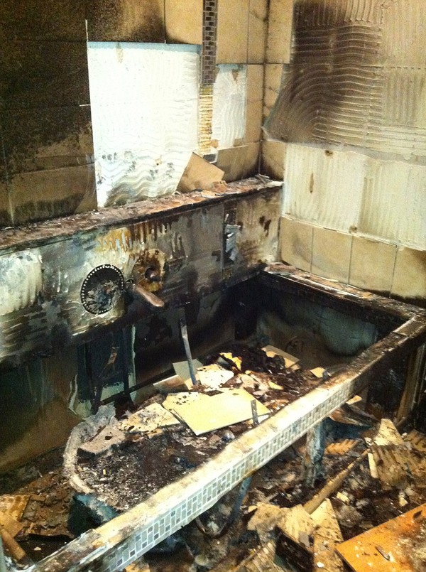 Khung cảnh tan hoang sau vụ nổ pháo hoa ở căn hộ của Balotelli 5