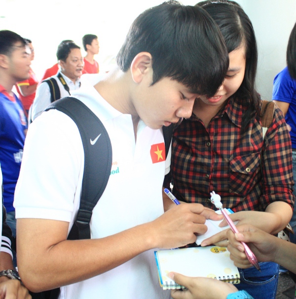 Fan nữ Cần Thơ xinh đẹp chờ U19 Việt Nam tại sân bay 10