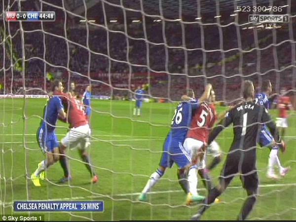 Chelsea mất oan một quả penalty trong trận đấu với Man United 1