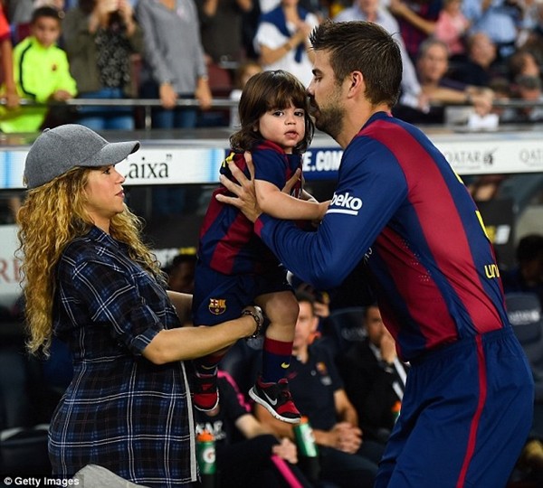 Shakira cười đầy hạnh phúc khi được Pique âu yếm ôm bụng bầu 4