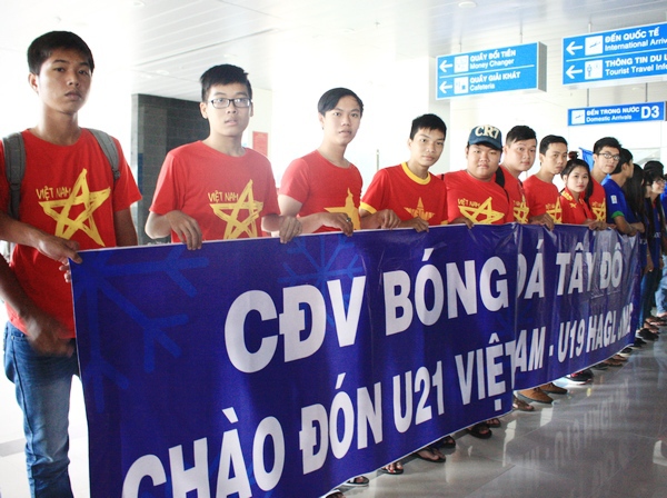 Fan nữ Cần Thơ xinh đẹp chờ U19 Việt Nam tại sân bay 2