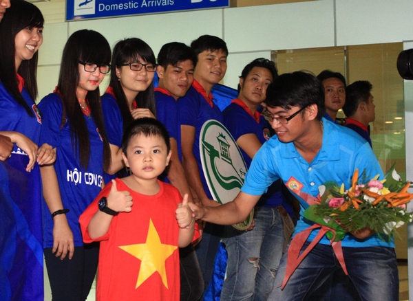 Fan nữ Cần Thơ xinh đẹp chờ U19 Việt Nam tại sân bay 4