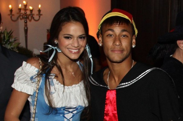 Neymar chơi trội, thuê chuyên cơ tới Serbia đón bạn gái siêu mẫu 1