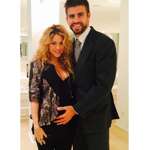 Shakira cười đầy hạnh phúc khi được Pique âu yếm ôm bụng bầu 1