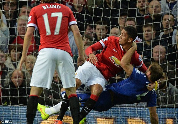 Chelsea mất oan một quả penalty trong trận đấu với Man United 3