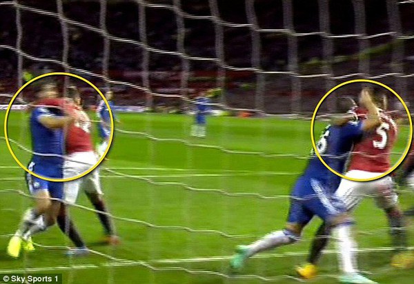 Chelsea mất oan một quả penalty trong trận đấu với Man United 2