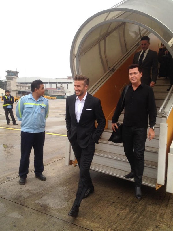 M&ocirc; t&ocirc; khủng v&agrave; xe sang bạc tỷ hộ tống Beckham rời Nội B&agrave;i 1