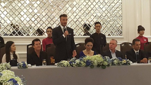 Cận cảnh vẻ quyến rũ chết người của David Beckham khi đi dự tiệc tại H&agrave; Nội 7