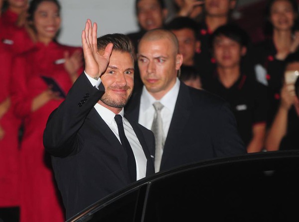 Cận cảnh vẻ quyến rũ chết người của David Beckham khi đi dự tiệc tại H&agrave; Nội 4