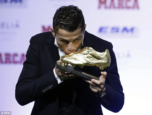 Nh&oacute;c Ronaldo Junior "th&aacute;p t&ugrave;ng" bố tới nhận "Chiếc gi&agrave;y v&agrave;ng ch&acirc;u &Acirc;u" 8