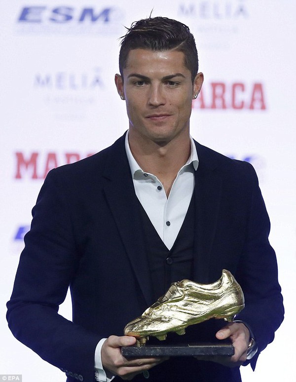 Nh&oacute;c Ronaldo Junior "th&aacute;p t&ugrave;ng" bố tới nhận "Chiếc gi&agrave;y v&agrave;ng ch&acirc;u &Acirc;u" 7