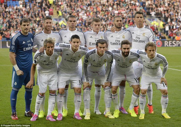 Ronaldo lại bị "bắt quả tang" cố t&igrave;nh kiễng ch&acirc;n để ăn gian chiều cao 3