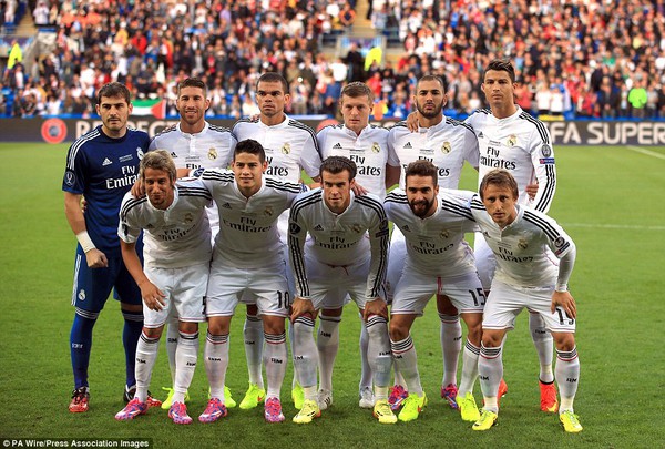 Ronaldo lại bị "bắt quả tang" cố t&igrave;nh kiễng ch&acirc;n để ăn gian chiều cao 4