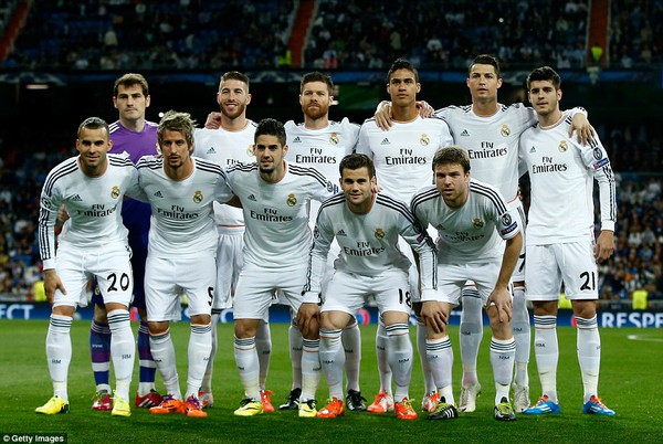 Ronaldo lại bị "bắt quả tang" cố t&igrave;nh kiễng ch&acirc;n để ăn gian chiều cao 6