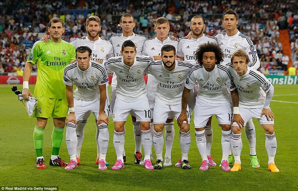 Ronaldo lại bị "bắt quả tang" cố t&igrave;nh kiễng ch&acirc;n để ăn gian chiều cao 5