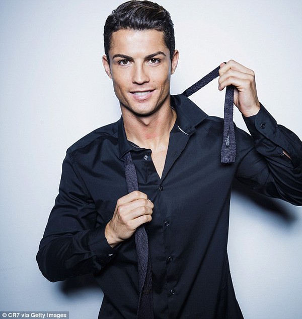 Ronaldo pose ảnh "x&igrave; tin" quảng b&aacute; cho d&ograve;ng sản phẩm thời trang mới 1