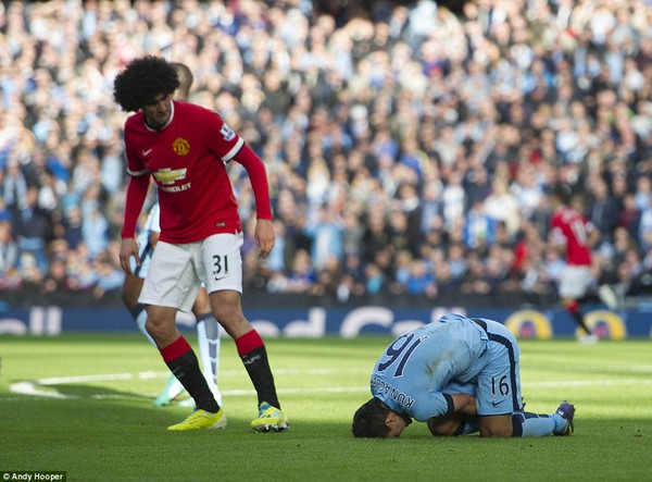 Fellaini bị nghi nhổ nước bọt vào người Aguero 1