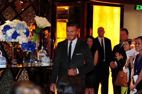 Beckham không rời mắt khỏi "bạn đồng hành" xinh đẹp Tóc Tiên 8