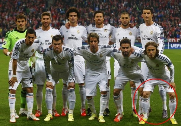 Ronaldo lại bị "bắt quả tang" cố t&igrave;nh kiễng ch&acirc;n để ăn gian chiều cao 7