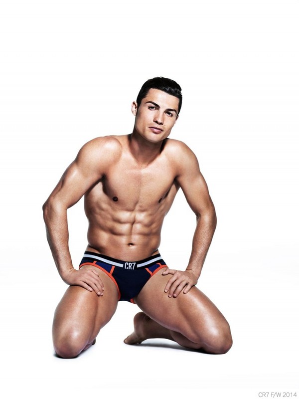 Ronaldo pose ảnh "xì tin" quảng bá cho dòng sản phẩm thời trang mới 4