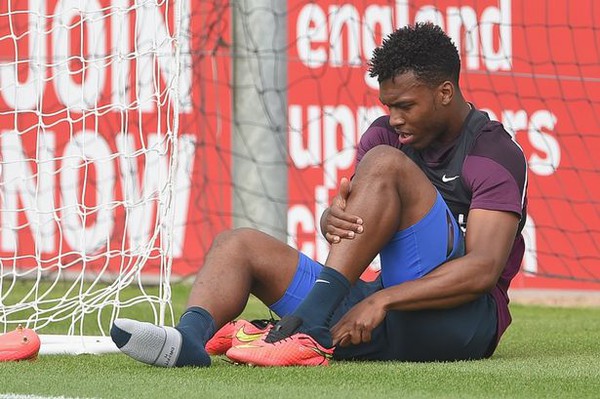Bản tin chiều 21/11: Arsene Wenger lại "khoe" su&yacute;t k&iacute; hợp đồng với Messi 5