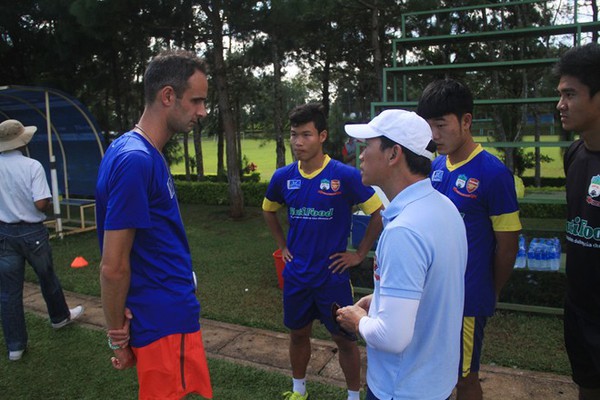 Công Phượng tươi cười tập luyện mặc nghi án gian lận tuổi 1