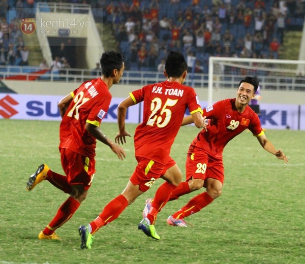 Việt Nam 3-0 Lào: Đặt 1 chân vào bán kết 2