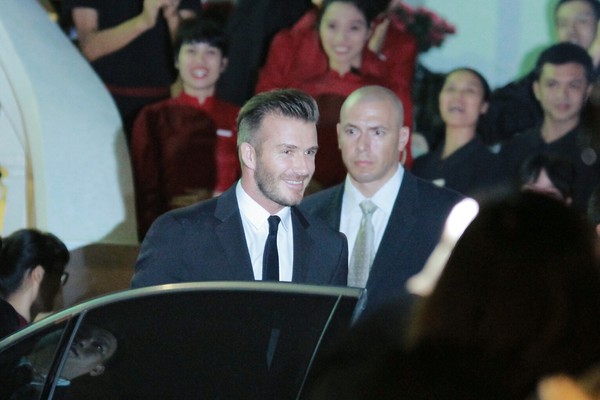 Cận cảnh vẻ quyến rũ chết người của David Beckham khi đi dự tiệc tại H&agrave; Nội 1