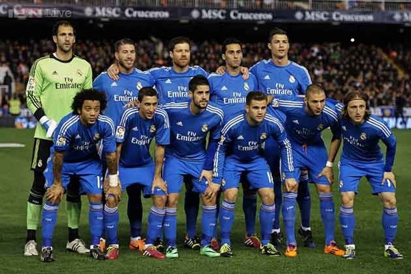 Ronaldo lại bị "bắt quả tang" cố t&igrave;nh kiễng ch&acirc;n để ăn gian chiều cao 9