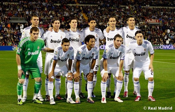 Ronaldo lại bị "bắt quả tang" cố t&igrave;nh kiễng ch&acirc;n để ăn gian chiều cao 10