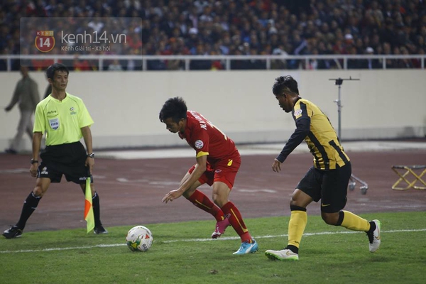 Việt Nam 2-4 Malaysia: Cầm vàng lại để vàng rơi 1