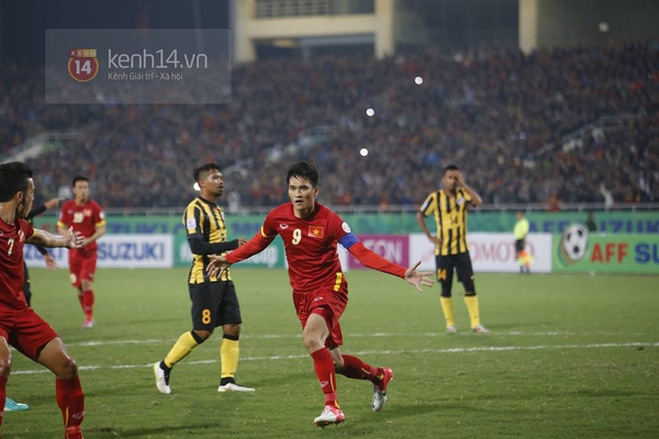 Việt Nam 2-4 Malaysia: Cầm vàng lại để vàng rơi 2