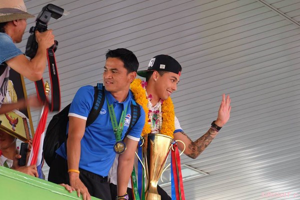 "Hoàng tử lai" của bóng đá Thái hớn hở "tự sướng" với đồng đội 6