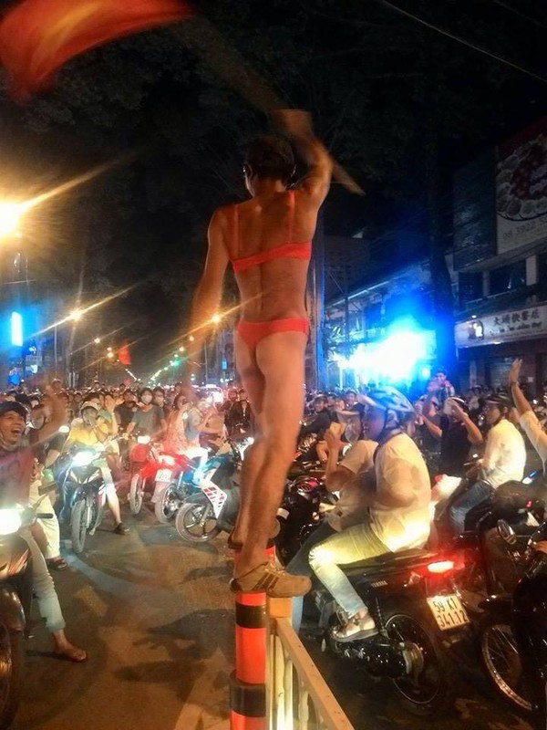 Phát hoảng với cảnh fan cuồng chặn đầu xe tải trên đường phố Sài Gòn 6