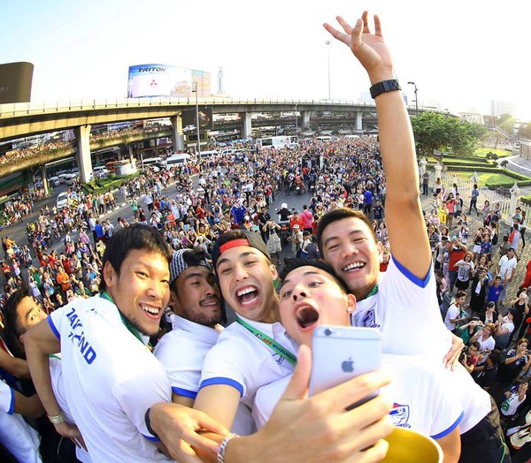 "Hoàng tử lai" của bóng đá Thái hớn hở "tự sướng" với đồng đội 9