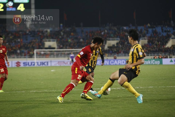 Việt Nam 2-4 Malaysia: Cầm vàng lại để vàng rơi 5