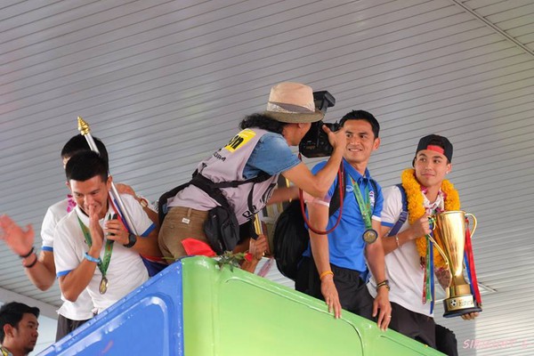 "Hoàng tử lai" của bóng đá Thái hớn hở "tự sướng" với đồng đội 4