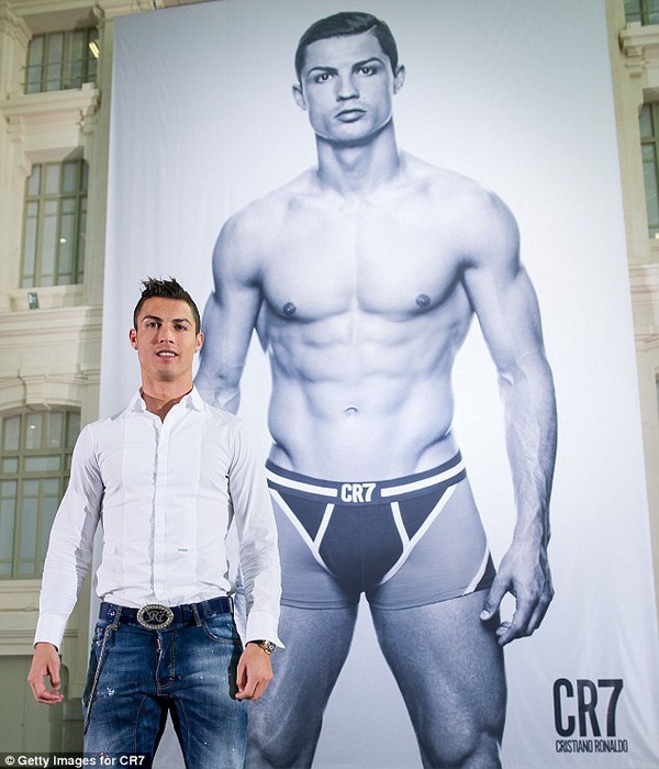 Ronaldo hồn nhiên tiết lộ sở thích ăn trộm kì quái của Irina Shayk 2