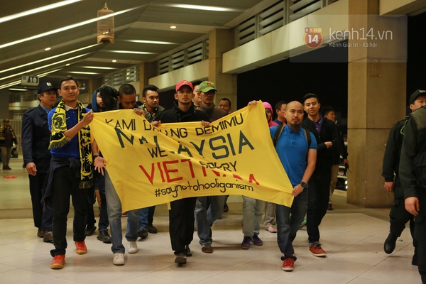 CĐV Malaysia rời sân với biểu ngữ xin lỗi người Việt Nam 2