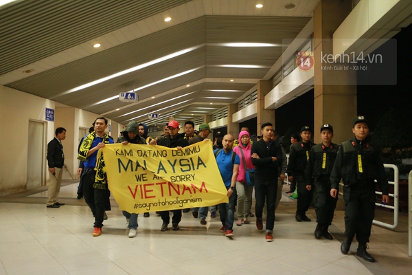 CĐV Malaysia rời sân với biểu ngữ xin lỗi người Việt Nam 3