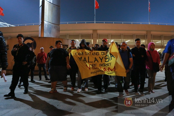CĐV Malaysia rời sân với biểu ngữ xin lỗi người Việt Nam 4
