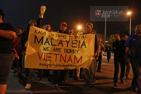 CĐV Malaysia rời sân với biểu ngữ xin lỗi người Việt Nam 5