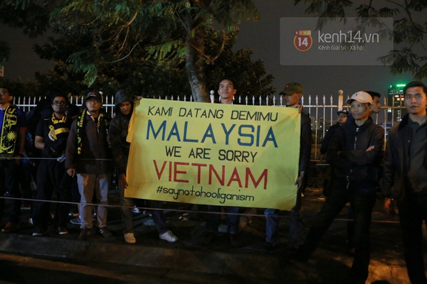 CĐV Malaysia rời sân với biểu ngữ xin lỗi người Việt Nam 7