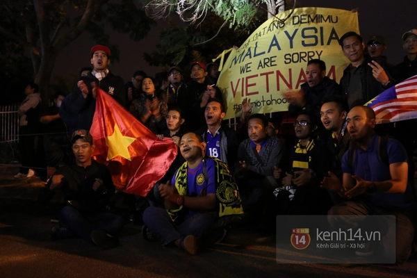 CĐV Malaysia rời sân với biểu ngữ xin lỗi người Việt Nam 8