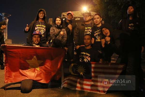 CĐV Malaysia rời sân với biểu ngữ xin lỗi người Việt Nam 9